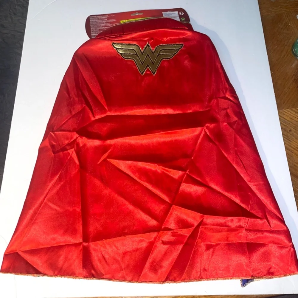 NWOT Rubie,s DC Comics Wonder Woman Pet Cape Size Large